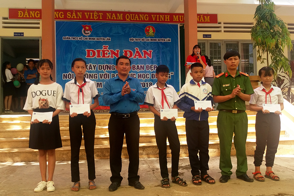 Diễn đàn “Xây dựng tình bạn đẹp - Nói không với bạo lực học đường” năm học 2017 – 2018